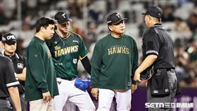 ▲中職36年例行賽，台鋼雄鷹先發投手後勁因為牽制次數和主審發生爭執，總教練洪一中上場理論。（圖／記者劉彥池攝影）