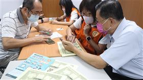 報稅季首日　國稅局宣導手機報稅報稅季首日，因適逢勞動節休假，1日全國各地區國稅局的分局、稽徵所人潮多。國稅局加強宣導手機報稅，現場有志工協助諮詢。中央社記者郭日曉攝  113年5月1日