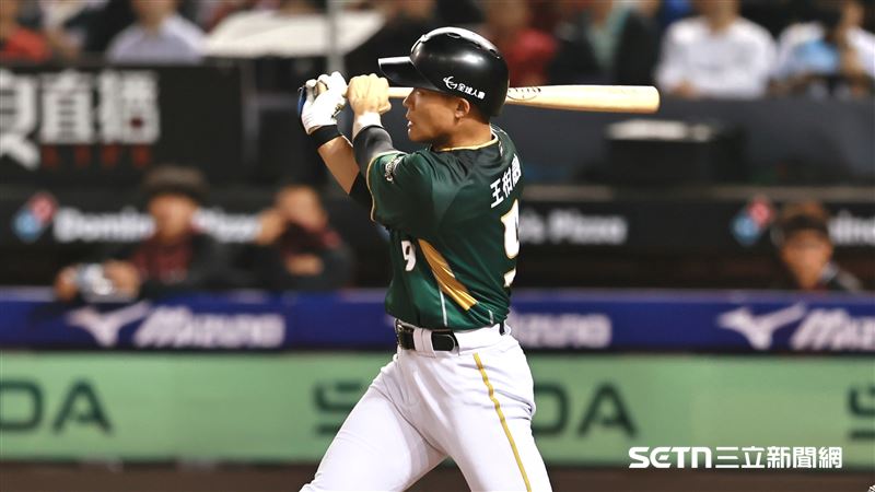 王柏融一棒喚醒雄鷹 洪一中讚:各司其職