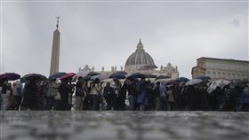 信徒排隊瞻仰教宗遺容。（圖／美聯社／達志影像）