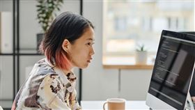 IBM近日發布《2025年 X-Force 威脅情報指標》。報告發現，網路罪犯採取了更隱密的手法，使得較不引人注意的憑證竊盜案件激增。（圖／IBM提供）
