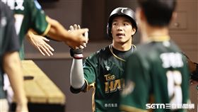 ▲中職36年例行賽，台鋼雄鷹右外野手紀慶然敲出高飛犧牲打。（圖／記者劉彥池攝影）