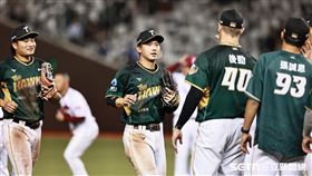 ▲中職36年例行賽，台鋼雄鷹4：1擊敗樂天桃猿，球員賽後擊掌慶祝勝利。（圖／記者劉彥池攝影）