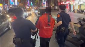 三重警一路追捕嫌犯到永和，對空鳴槍破窗壓制畫面曝光。（圖／翻攝畫面）