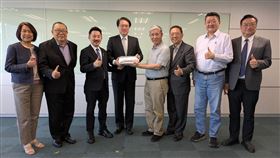 ▲216份連署書跨越半個地球搭飛機回台灣。（圖／翻攝自民進黨國際部Threads）

