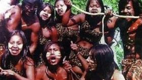 卡圖馬族的女人在甘藷節期間，可以合法擄走並強暴男人。（翻攝微博）