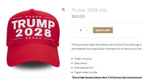 ▲川普商店推出「川普2028」招牌紅帽，一頂售價50美金。（圖／翻攝自川普商店官網）