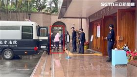 惡保母姊妹搭囚車抵達北院。（圖／翻攝畫面）