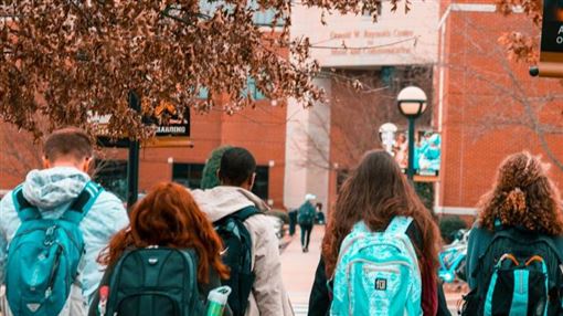 畢旅男領隊「夜闖5少女房」：出來單獨聊