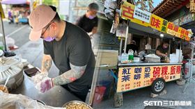 飯糰哥因雙手刺青遭網友狠酸生意要好就戴上袖套。（圖／記者簡榮良攝影）