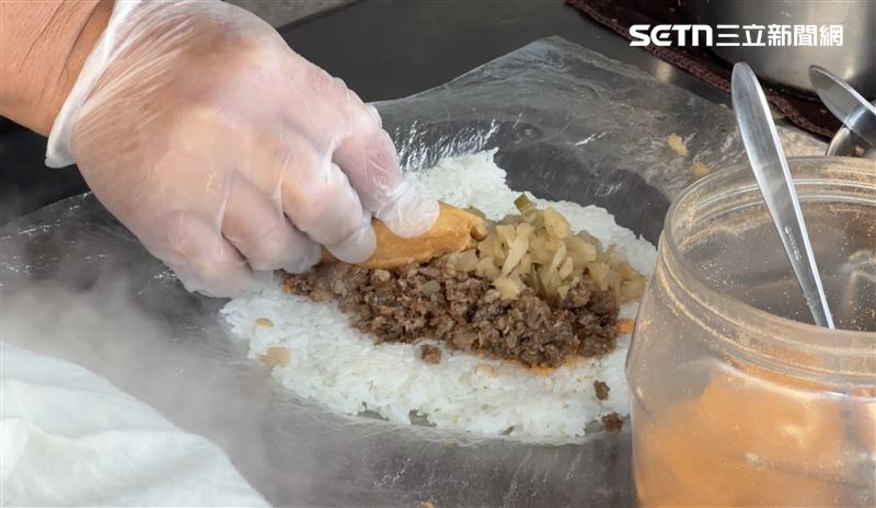 純白熱騰騰的糯米飯悶在木桶內留香，炒料不摻一滴油。（圖／記者簡榮良攝影）