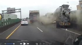 台66,大貨車,翻覆,水泥車,撞擊（圖／翻攝自《記者爆料網》）