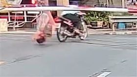 丈夫無視鐵路柵欄降下，強行闖關，導致後座的妻子被柵欄擊中頭部。（翻攝畫面）