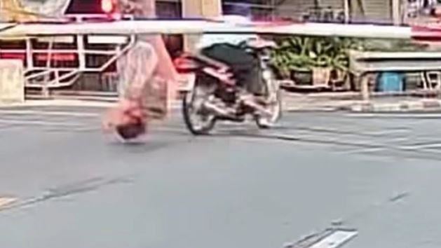 有片／天兵老公衝平交道　人妻淪人肉盾牌
