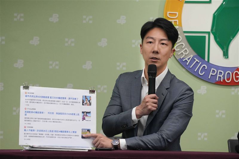 吳崢痛批,藍營發起的罷免共有1923份死亡連署,約50輛遊覽車,當初為何不願花力氣、遵照法律找到活人連署?為何要違法抄名冊,進行組織性的偽造文書犯罪?(圖/民進黨提供)