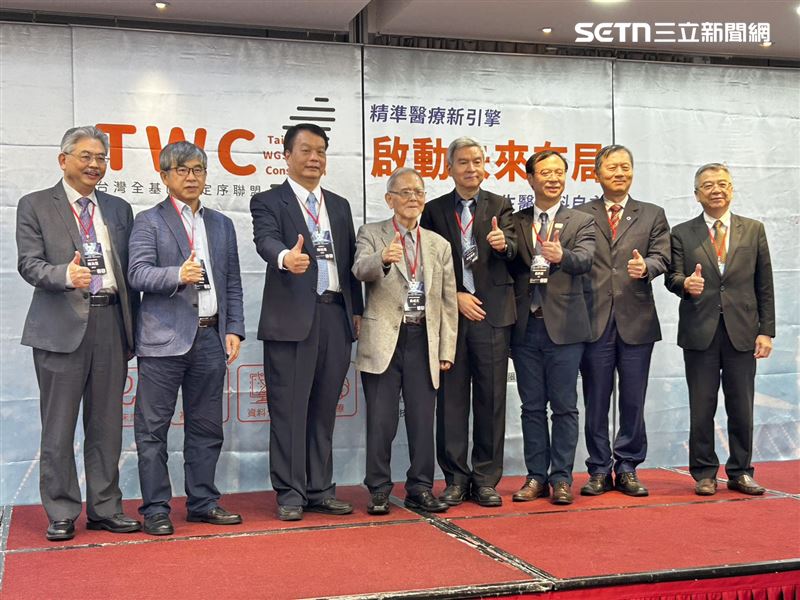 健保署長石崇良(右三)出席「TWC聯盟打造臺灣生醫資料自主與精準醫療新引擎」論壇。(圖/記者簡浩正攝影)