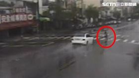 死亡車禍,行人,台中,搶黃燈,闖紅燈,撞死（圖／翻攝畫面）