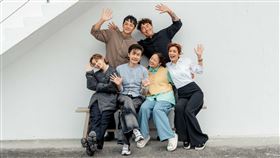 白安（左起）、姚元浩、包偉銘、郭泓志、吳映潔、莎莎一起同台。（圖／好看娛樂提供）