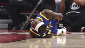 ▲勇士巴特勒（Jimmy Butler）季後賽G2背部重摔落地。（圖／路透社／達志影像）