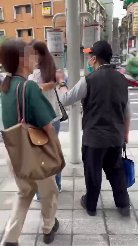 男子趁機撩撥女性長髮被目擊民眾阻止。(圖/翻攝畫面)