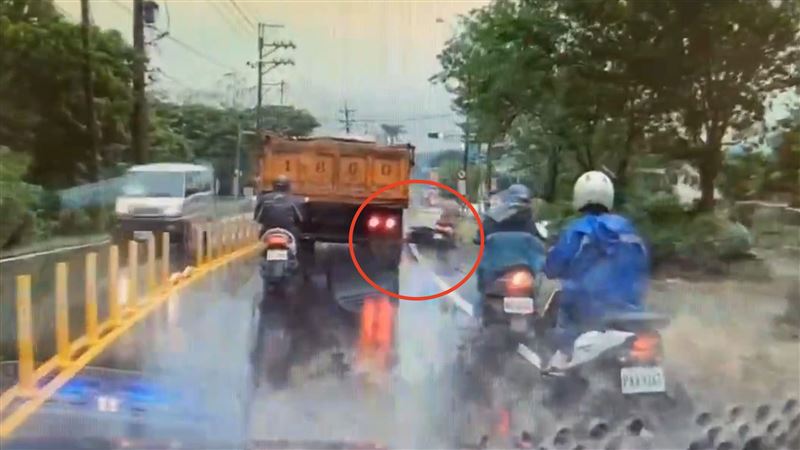 新／雨天併行砂石車　桃園男自摔遭輾斃