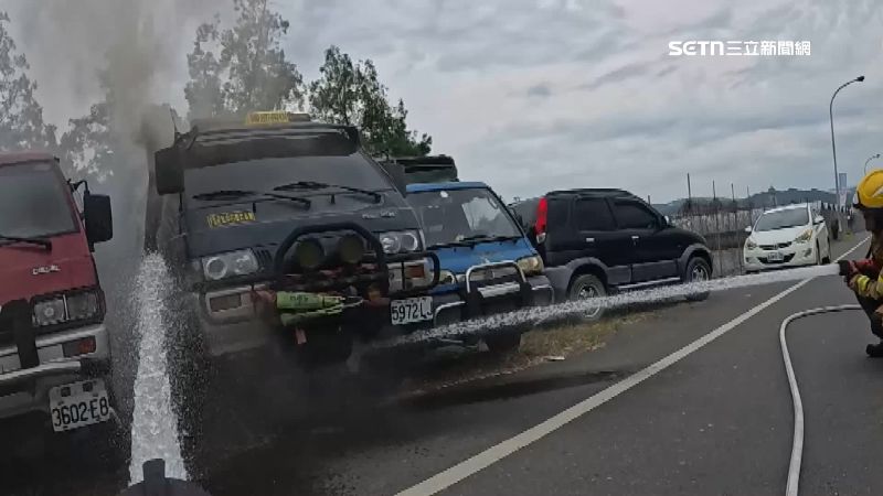 火燒車消防猛男灌救　推1.75噸貨車憂波及