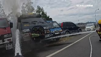 火燒車消防猛男灌救　推1.75噸貨車憂波及