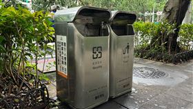 北市路邊垃圾桶導入AI科技執法台北市街頭目前設有約2000組行人專用清潔箱，為杜絕被違規丟棄家戶垃圾，台北市環保局將AI科技導入稽查作業，自動辨識並輸出違規影像，提升查處效率。中央社記者陳昱婷攝  114年4月25日