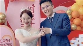 大陸網紅彩虹夫婦在抖音超過1500萬粉絲，近期宣布暫時停止直播帶貨，因為兩人身體早已透支。（圖／翻攝自彩虹夫婦抖音）