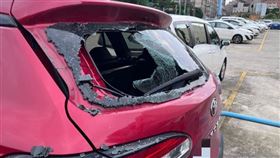▲中壢怪男持磚砸壞4車！遭警壓制送辦。（圖／讀者提供） 