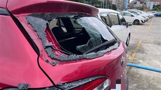 中壢怪男持磚砸壞4車!遭警壓制送辦