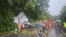 台62線快速道路西向13公里（瑞芳路段）今天下午3時許發生一起事故，一輛貨車不明原因衝出護欄，墜落在7公尺下方平面道路上