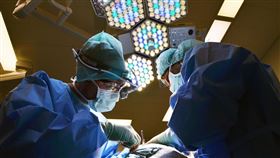 ▲醫療產業相對抗跌，成為投資資產防護網。（示意圖／PIXABAY）