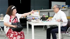 《人間條件四》一樣的月光呼應主題，德布西的《月光》也通過演員陳希聖（左）演奏小提琴完美呈現。（圖／綠光劇團提供）