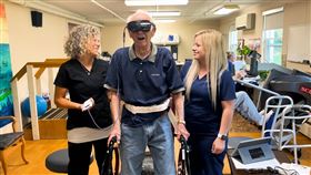 HTC推動全美最大規模高齡沉浸式XR治療計畫，首階段計畫導入150間高齡照護機構 逾45,000名長者受惠。（圖／宏達電提供） 