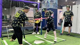 黃鐙輝、阿翔、馬國畢、阿Ben、董事長樂團吉董與梅賢治等熱愛棒球的藝人組成「閃亮之星，我們都愛短今！」棒球隊報名參戰世壯運。（圖／民視提供）