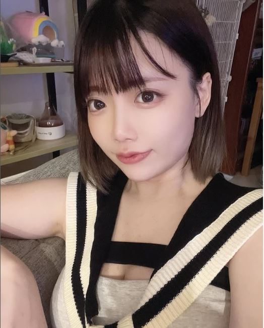 賴賴的「後宮照」流出,正妹實況主「希兒」(圖)急忙喊冤,織織卻回應:「你怎麼會覺得你不是目標之一啊?」(圖/翻攝自希兒IG)