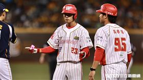 ▲中職36年例行賽，味全龍游擊手劉俊緯敲出安打。（圖／記者劉彥池攝影）