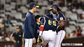 ▲中職36年例行賽，中信兄弟先發投手德保拉遭遇滿壘危機，投手教練王建民喊暫停。（圖／記者劉彥池攝影）