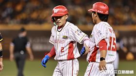 ▲中職36年例行賽，味全龍中外野手郭天信敲出安打。（圖／記者劉彥池攝影）