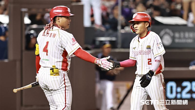 吉力吉撈・鞏冠和郭天信都簽下複數年合約。（圖／記者劉彥池攝影）