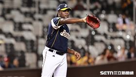 ▲中職36年例行賽，中信兄弟先發投手德保拉4局失3分退場。（圖／記者劉彥池攝影）