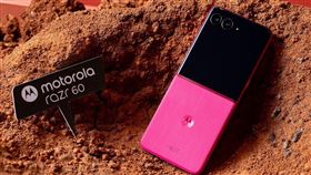 razr 60系列新機每款皆配備3色由Pantone原廠認證的潮流選色 搭載最大4吋外螢幕、moto ai帶來更直覺且個人化的操作體驗，並支援IP48防塵防水等級。（圖／motorola提供） 