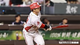 ▲中職36年例行賽，味全龍捕手蔣少宏敲出2分打點二壘安打，送回曾聖安、劉基鴻。（圖／記者劉彥池攝影）