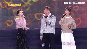 翁鈺鈞也忍不住想和袁小迪合唱，三人合體演出《男人情 女人心》，氣氛嗨到最高點！(圖/超級夜總會)