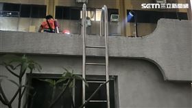 ▲北市1名男子陳屍在敦化南路二段公寓水塔內。（圖／讀者提供）