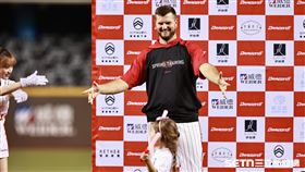 ▲中職36年例行賽，味全龍先發投手艾璞樂拿下單場MVP，和女兒一起跳舞。（圖／記者劉彥池攝影）