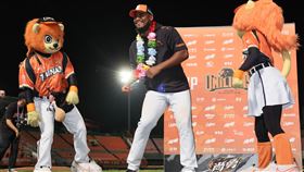 ▲梅賽斯在賽後大跳統一獅應援曲。（圖／統一獅提供） 