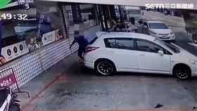 ▲屏東陳男潛入轎車行竊，還打匴挾持蕭姓女車主離開。（圖／翻攝畫面）