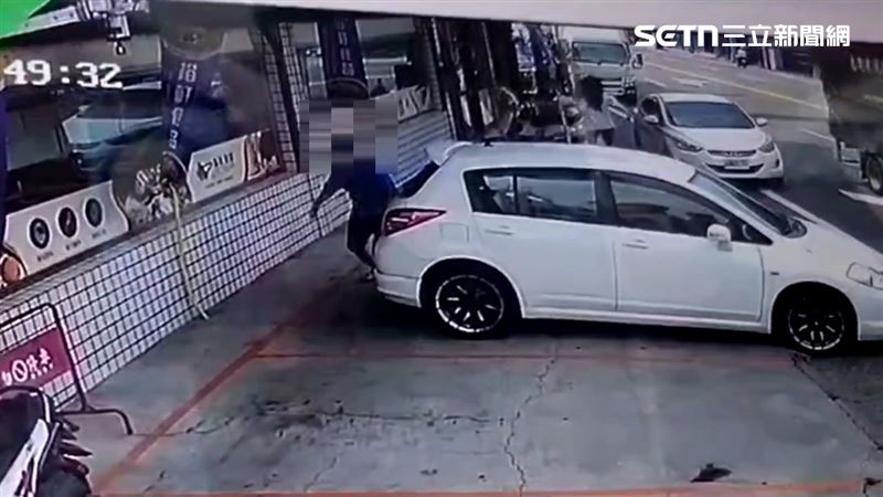 屏東陳男潛入轎車行竊,還打算挾持蕭姓女車主離開。(圖/翻攝畫面)